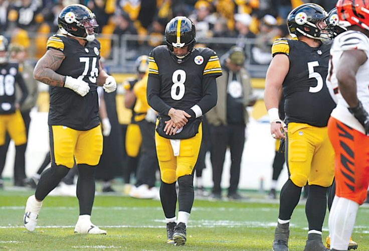 Left wrist injury knocks Steelers QB Aaron Rodgers out of game